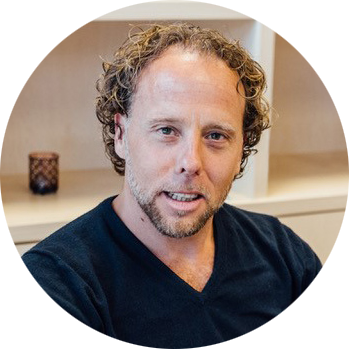 Rogier Schipper in zijn praktijk in Leeuwarden