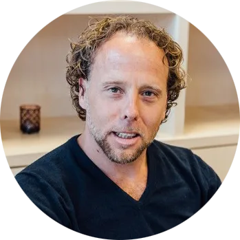 Rogier Schipper in zijn praktijk in Leeuwarden